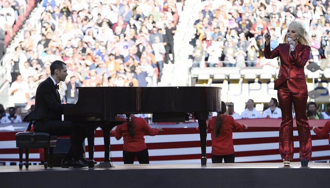 Lady Gaga cantando el himno. 