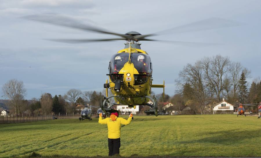Bomberos y miembros de los servicios de emergencia trabajan en Bad Aibling, en el sur de Alemania, donde se ha producido el choque de dos trenes. 