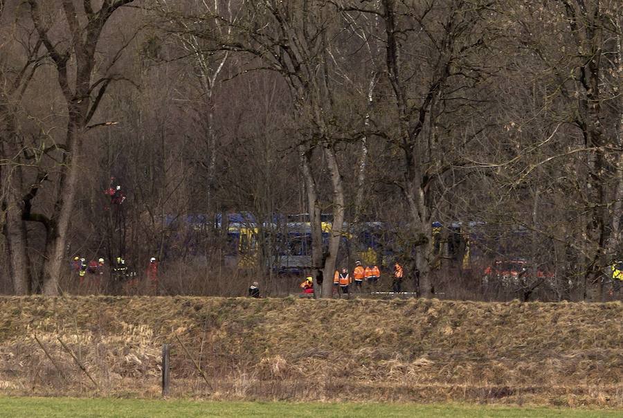 Bomberos y miembros de los servicios de emergencia trabajan en Bad Aibling, en el sur de Alemania, donde se ha producido el choque de dos trenes