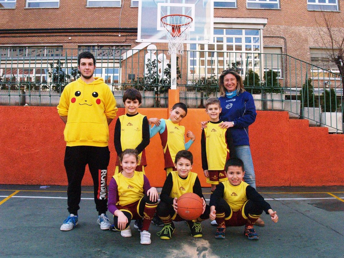 Sagrada Familia Jorge Juan: Arriba: Eduardo (E), Javi (7), Joaquín (2), Rodrigo (12), Mónica (E). Abajo: Elena (4), Álvaro (1), Sergio (15).. 