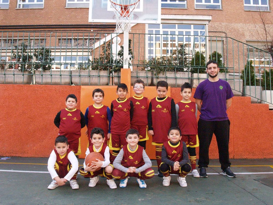 Nuestra Señora Providencia B. Arriba: Pablo (14), Jonás (11), Nicolás (1), Miguel (2), Rafa (12), Darío (6), Diego (E). Abajo: Nael (7), Víctor (13), Alberto (9), Dani (4). 