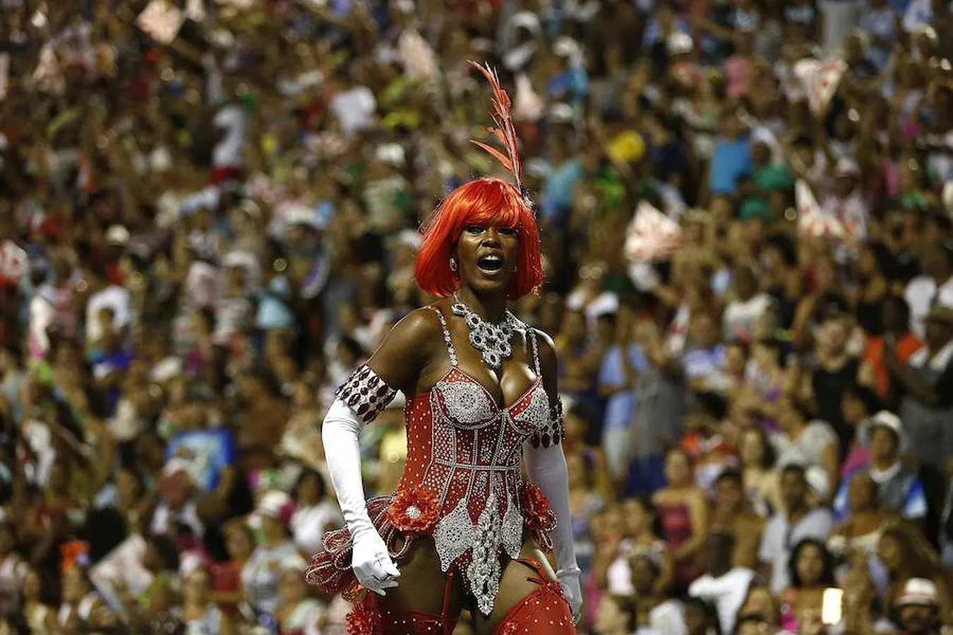 Río de Janeiro celebra el carnaval. Una integrante de la escuela de samba Salgueiro, en el desfile de las Escuelas de Samba del Grupo Especial de Río de Janeiro en el Sambódromo de Río de Janeiro (Brasil)