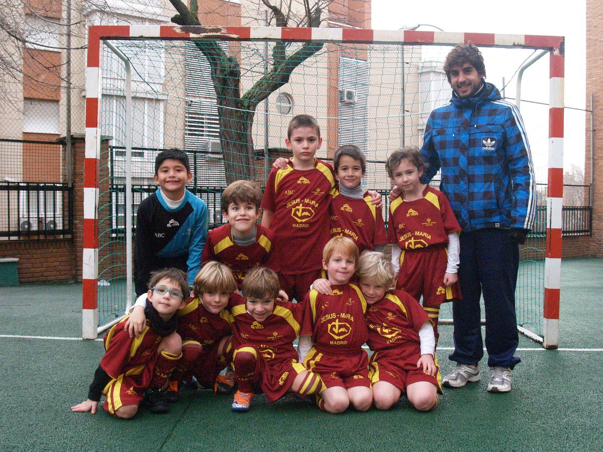 Jesús María B: Arriba: Adrián (1), Vicente (13), David (10), Alfonso (6), Candela (14), Carlos (E). Abajo: Juan (2), Pedro (12), Nacho (4), Nicolás (3), Ángel (8). 