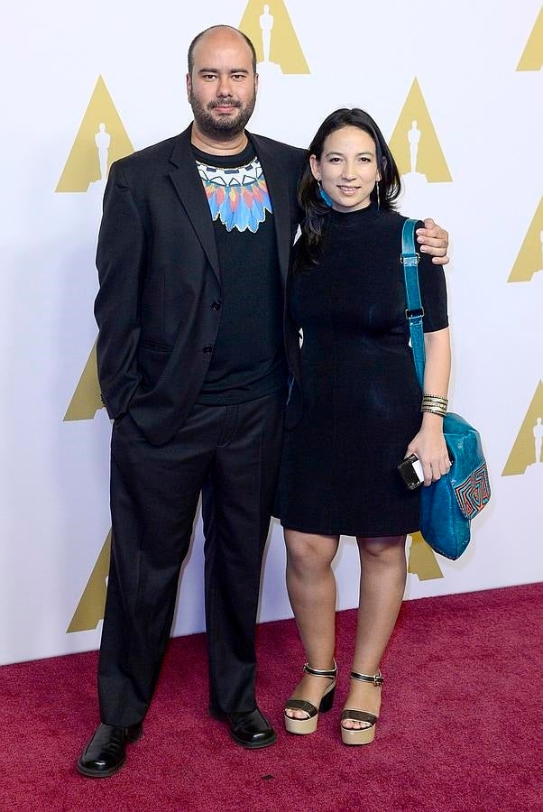 El director colombiano Ciro Guerra (i) y la productora Cristina Gallego (d) posan a su llegada al hotel Beverly Hilton de Beverly Hills