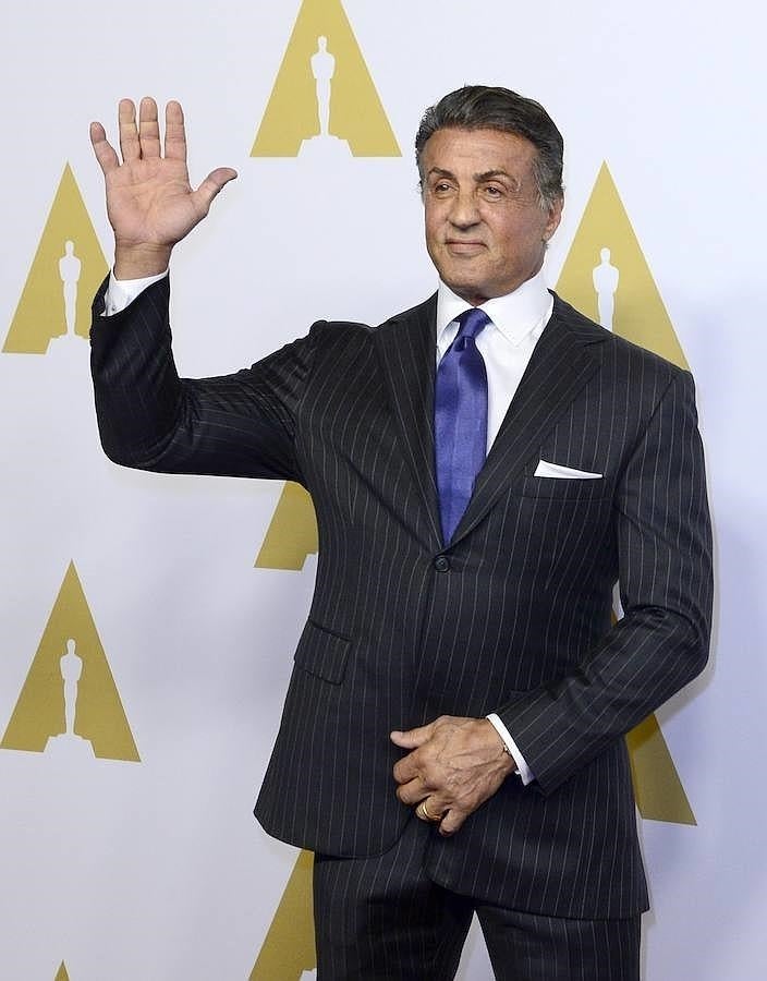 El actor estadounidense Sylvester Stallone posa a su llegada para el tradicional almuerzo de los nominados a los premios Óscar. Stallone está nominado a mejor actor principal por su papel en la película «Creed». 