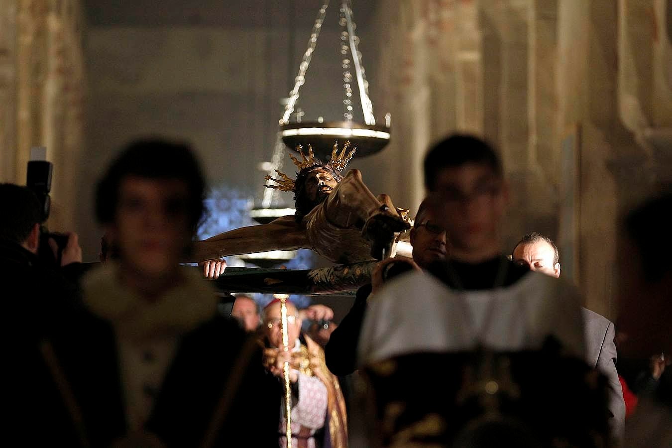 El Vía Crucis de la Agrupación de Cofradías, en imágenes