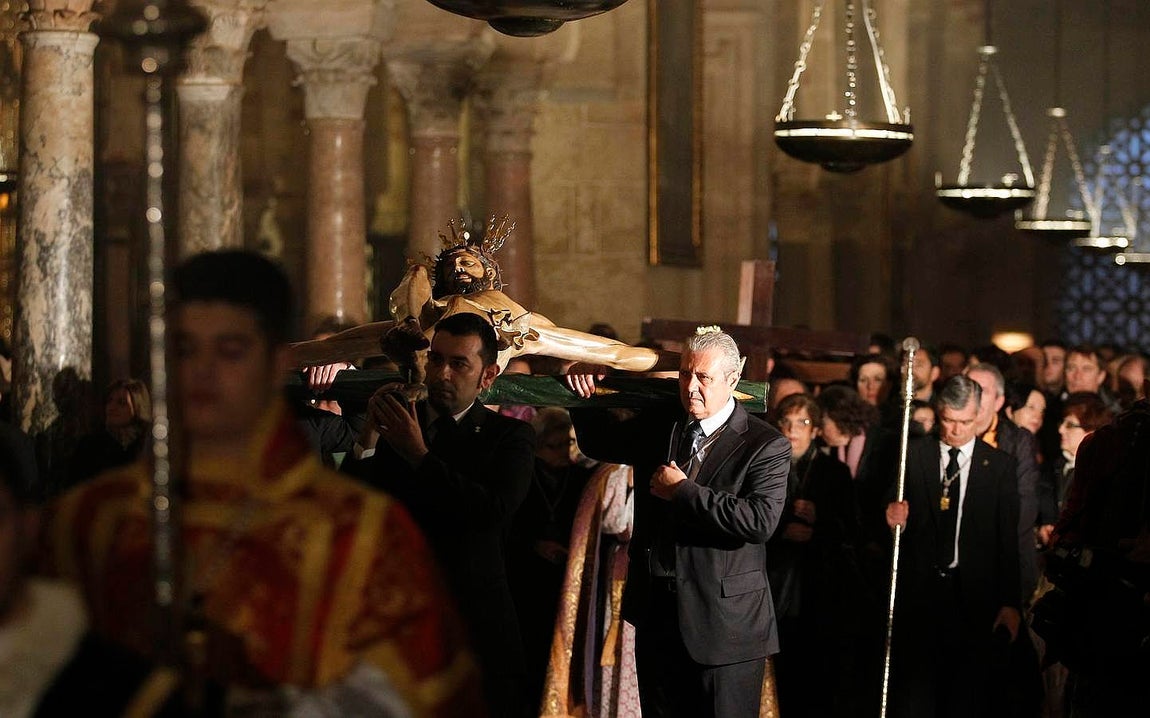 El Vía Crucis de la Agrupación de Cofradías, en imágenes