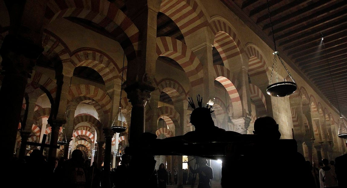 El Vía Crucis de la Agrupación de Cofradías, en imágenes