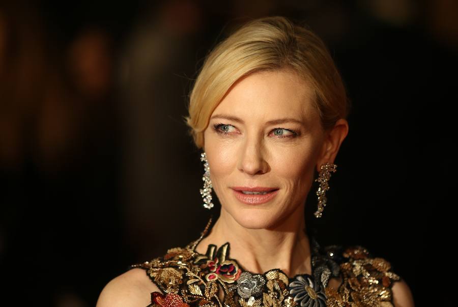 Kate Blanchett posa en la llegada a los premios Bafta en la Royal Opera House en Londres. 