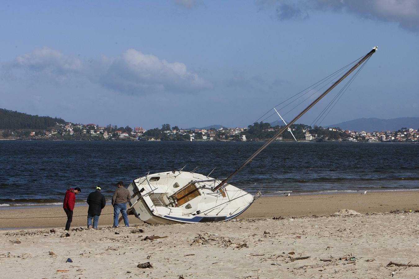 El temporal costero de viento y olas se mantiene en el litoral gallego. En la foto, un barco varado en Bayona. 