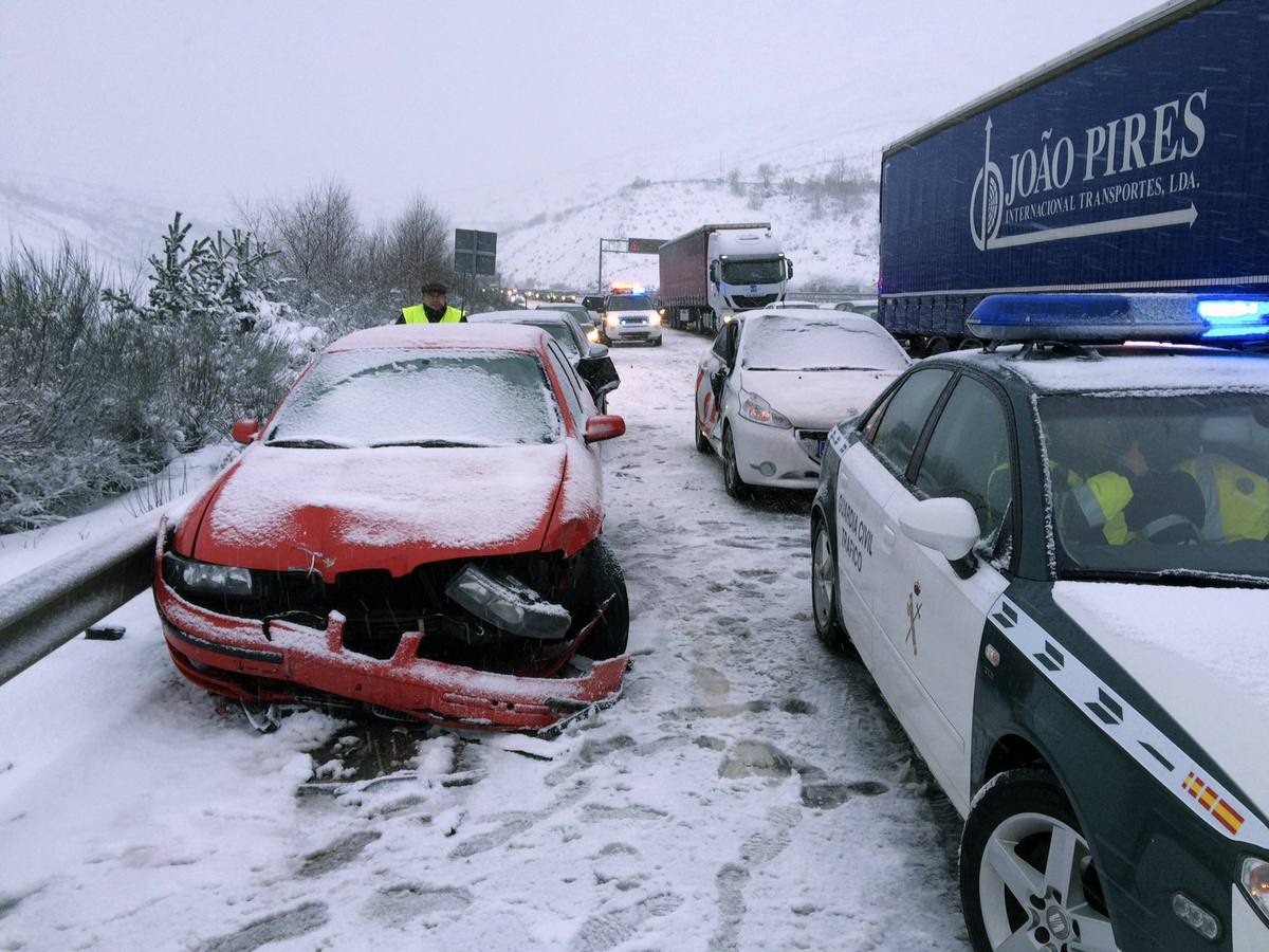 La nieve y los fuertes vientos han provocado un accidente múltiple en la A-52 entre A Canda y O Padornelo. 