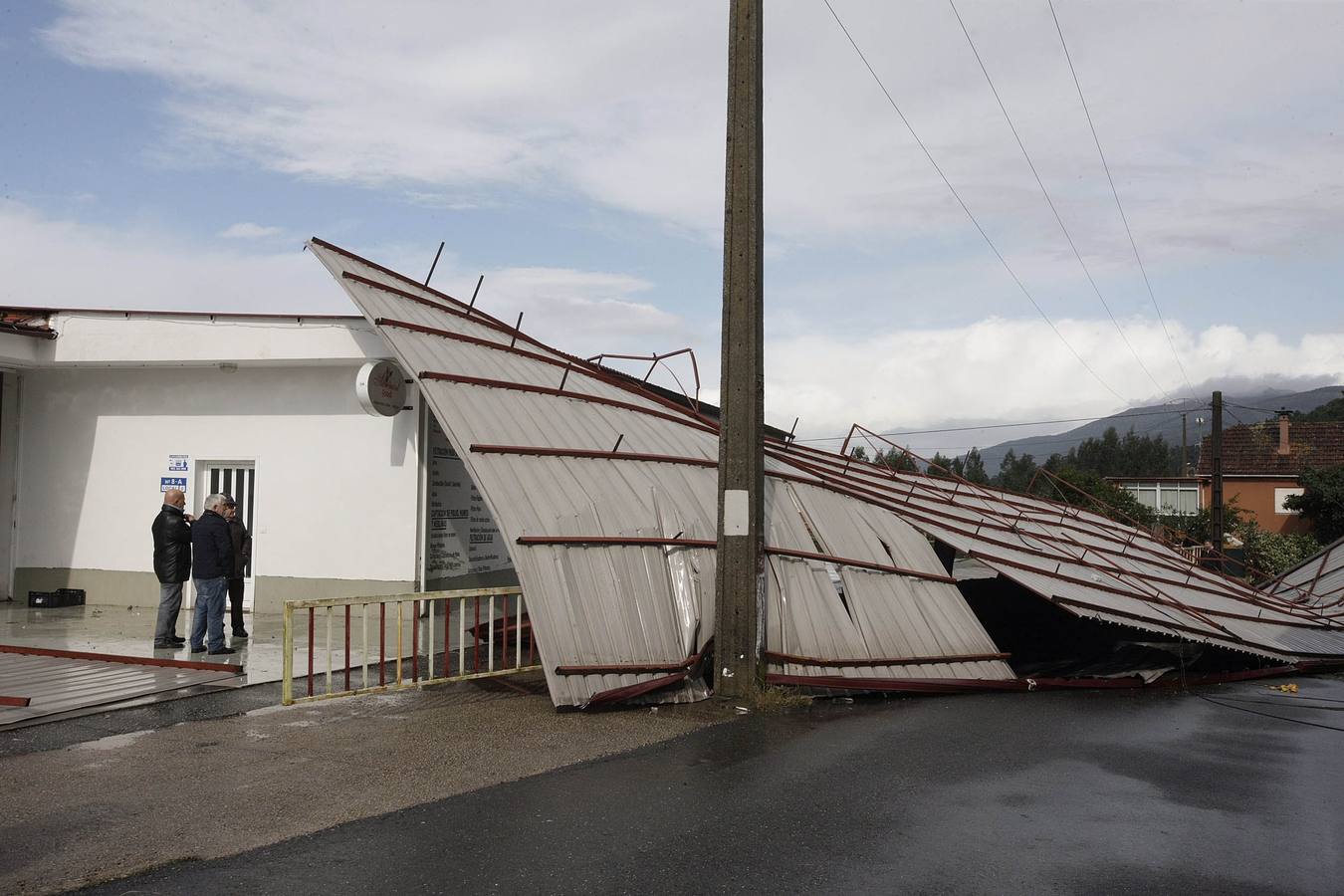 El fuerte viento ha levantado los tejados de varias naves en Carracido, en la N-550 a la altura de la localidad de Porriño (Pontevedra). 