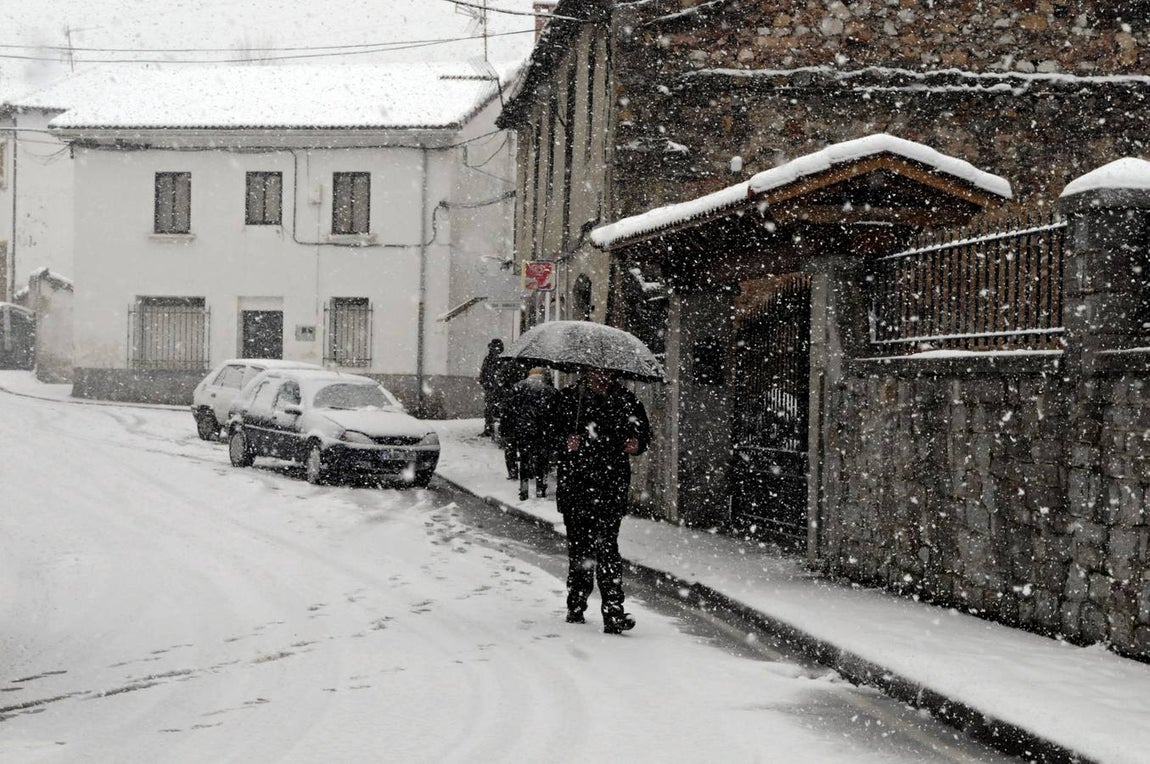 Un hombre camina en una calle nevada de la localidad leonesa de Villamanín (León). 
