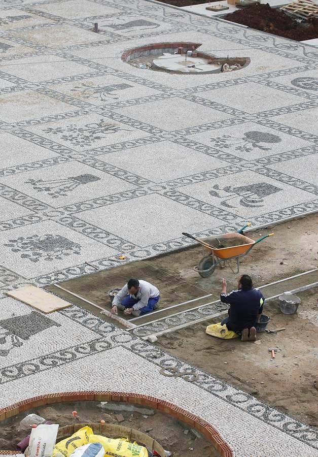 El enclave de la Axerquía Norte, en obras desde el pasado octubre, modifica su fisonomía en virtud de una actuación muy demandada por los vecinos en la que el Ayuntamiento desembolsa 460.000 euros. El objetivo es que los trabajos estén acabados en Semana Santa para el lucimiento de las hermandades, en especial de Las Angustias. Éste es un paseo visual por el antes y el después de una plaza emblemática del casco histórico de Córdoba.