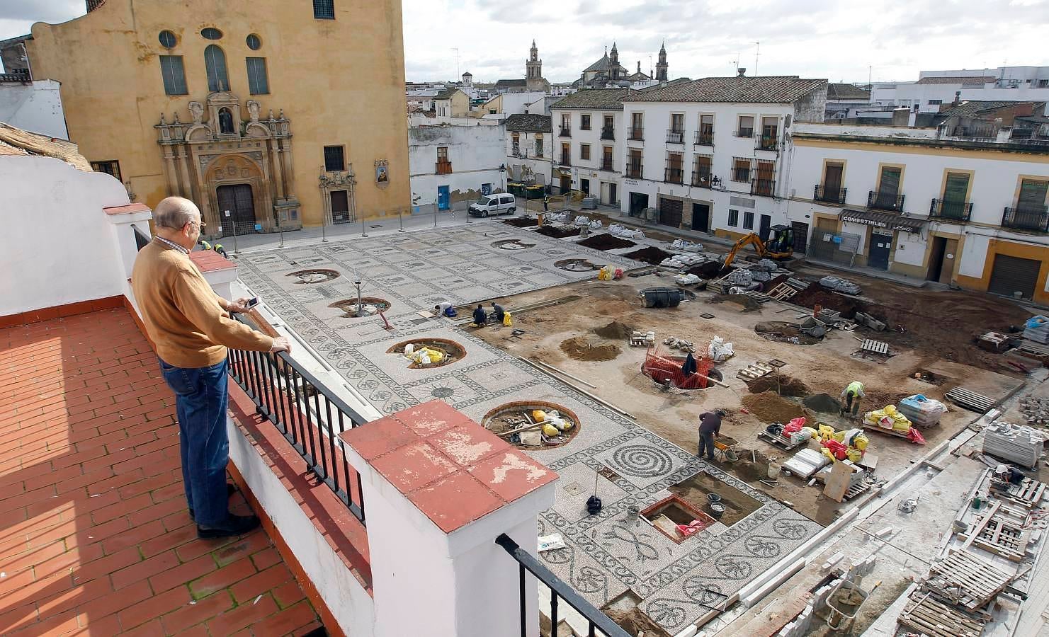 El enclave de la Axerquía Norte, en obras desde el pasado octubre, modifica su fisonomía en virtud de una actuación muy demandada por los vecinos en la que el Ayuntamiento desembolsa 460.000 euros. El objetivo es que los trabajos estén acabados en Semana Santa para el lucimiento de las hermandades, en especial de Las Angustias. Éste es un paseo visual por el antes y el después de una plaza emblemática del casco histórico de Córdoba.