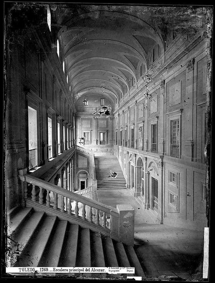 Escalera del Alcázar, cuyas instalaciones apuntó Galdós podrían convertirse en hotel para turistas (Foto, J. Laurent. Archivo Municipal de Toledo). 