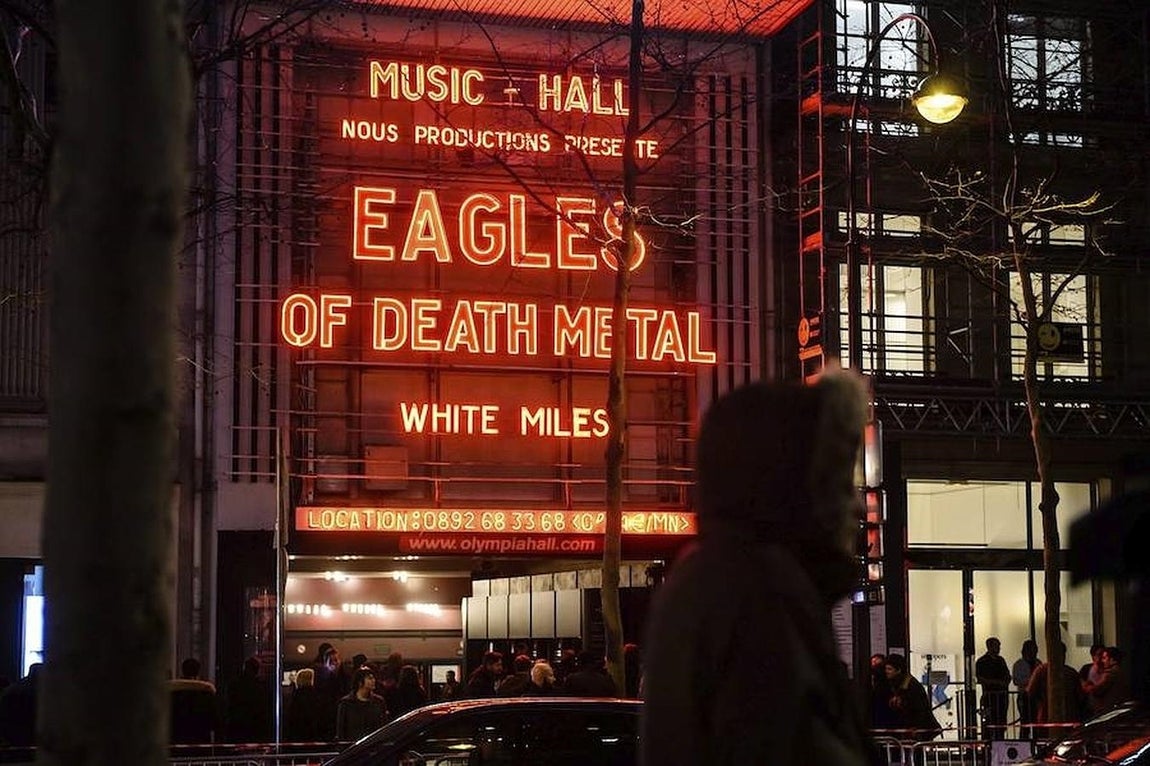 El teatro Olympia de París anuncia la actuación del grupo de música «Eagles of Death Metal» en su local. 