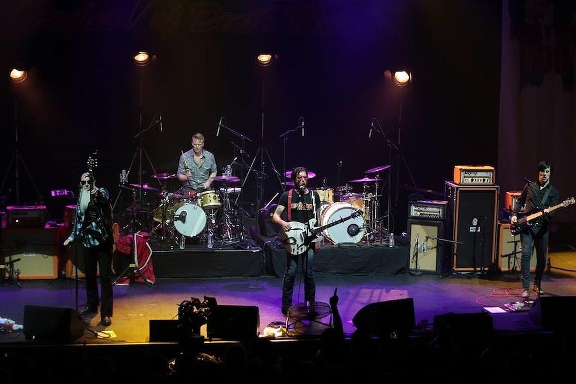 Un momento de la actuación del grupo «Eagles of Death Metal» en el teatro Olympia de París. 