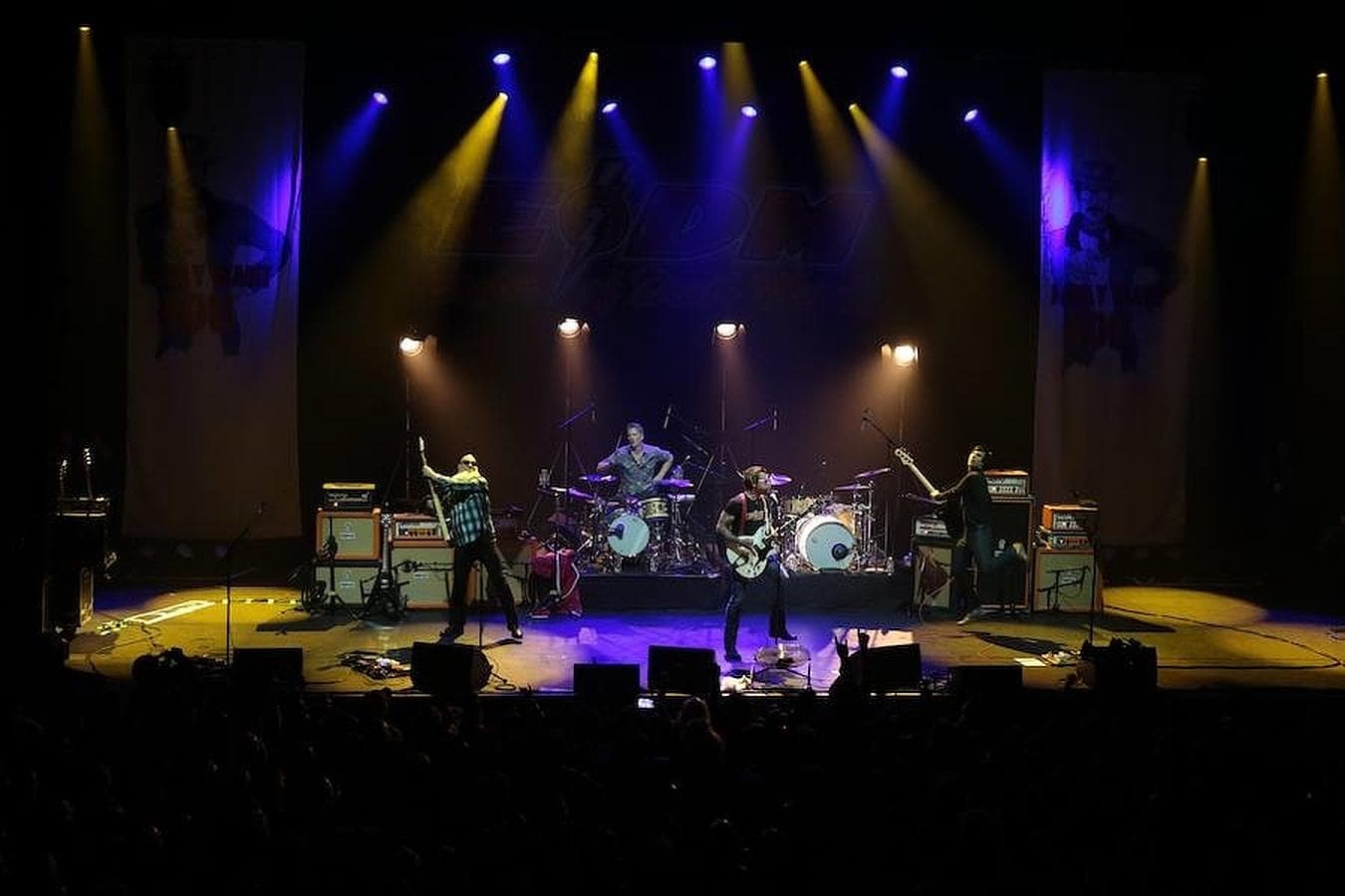 Un momento de la actuación del grupo «Eagles of Death Metal» en el teatro Olympia de París