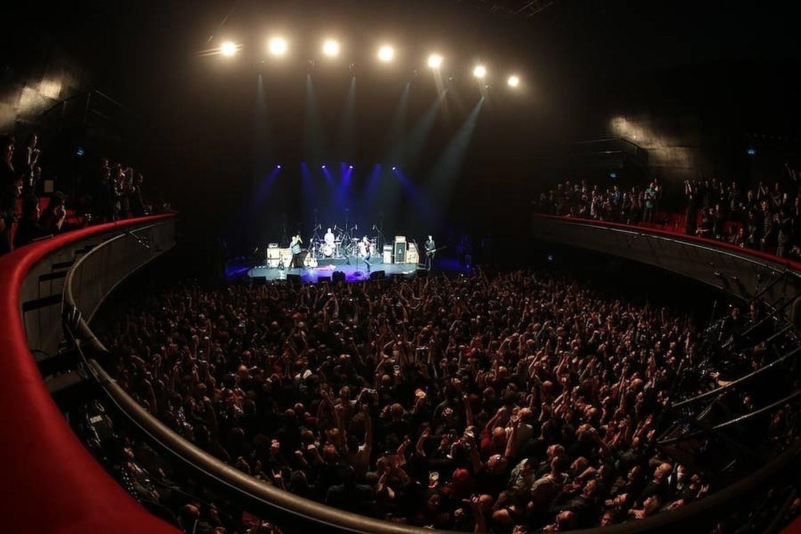 El público llenó el teatro Olympia de París durante la actuación de «Eagles of Death Metal». 