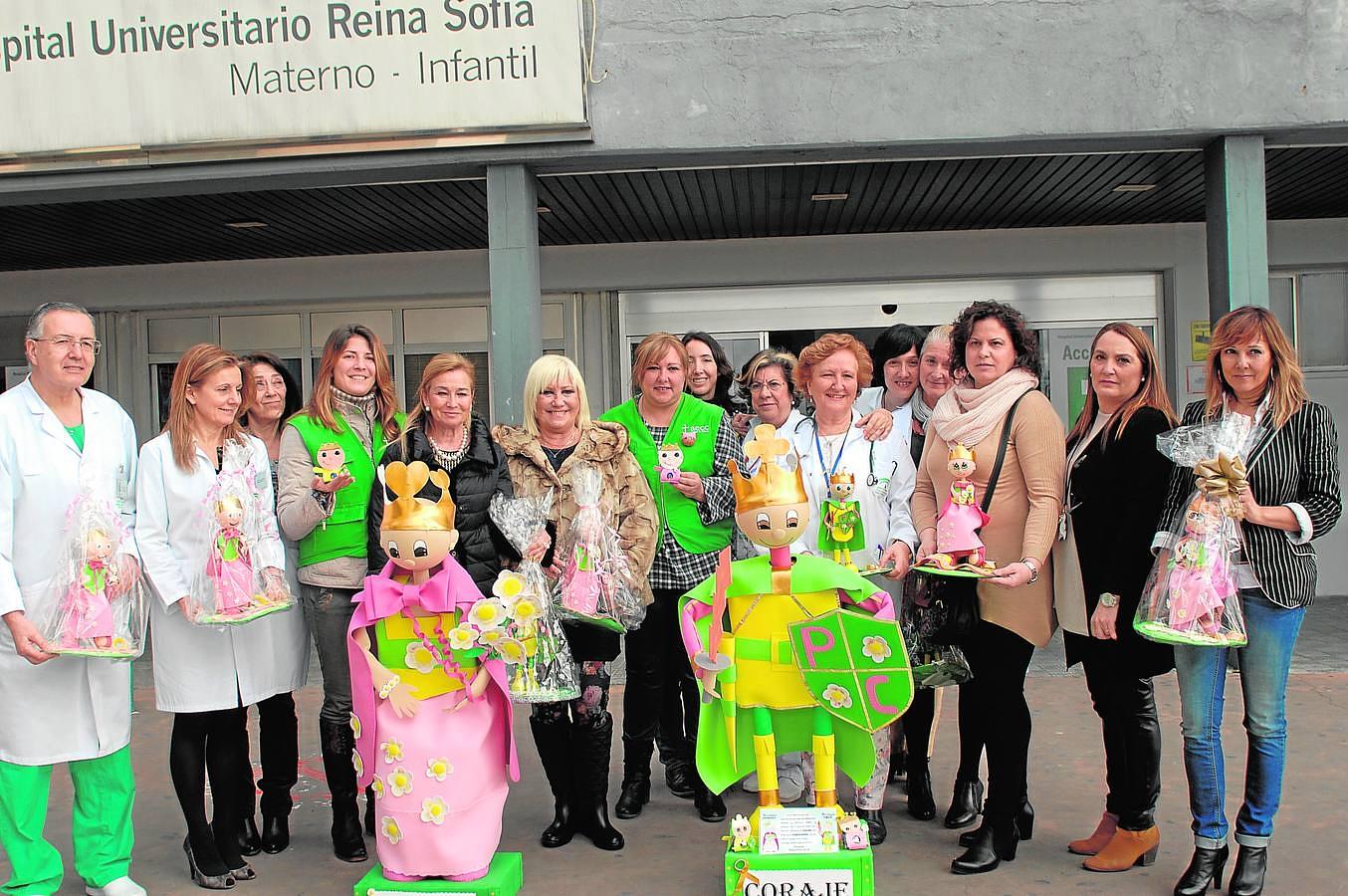 Unidos contra el cáncer infantil. El Hospital Universitario Reina Sofía se sumó la pasada semana a la iniciativa nacional que con motivo ayer del Día Internacional del Cáncer Infantil permitirá que los niños ingresados en el complejo sanitario reciban príncipes y princesas realizados en goma eva y poliespan (conocidos como fofuchos) con la finalidad de regalar ánimos e ilusión para superar su proceso oncológico. La supervivencia de los niños con cáncer es cada vez más elevada gracias a los tratamientos y se sitúa en la actualidad entre el 75 por ciento y el 80 por ciento de los casos, y llega a alcanzar el 90 por ciento en algunos tipos de tumores.