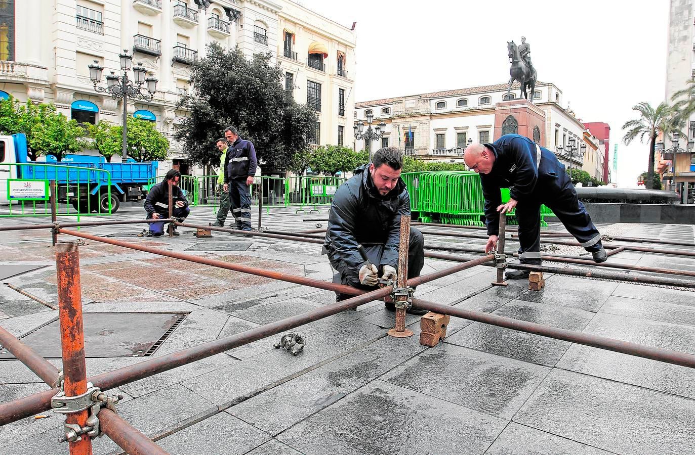 Arranca el montaje de los palcos de la carrera oficial. El montaje de los palcos en la plaza de Las Tendillas ya ha comenzado. Se trata de uno de los anuncios que recuerdan la inminencia de la fiesta, a falta de un mes para que hasta allí llegue la hermandad de la Entrada Triunfal.