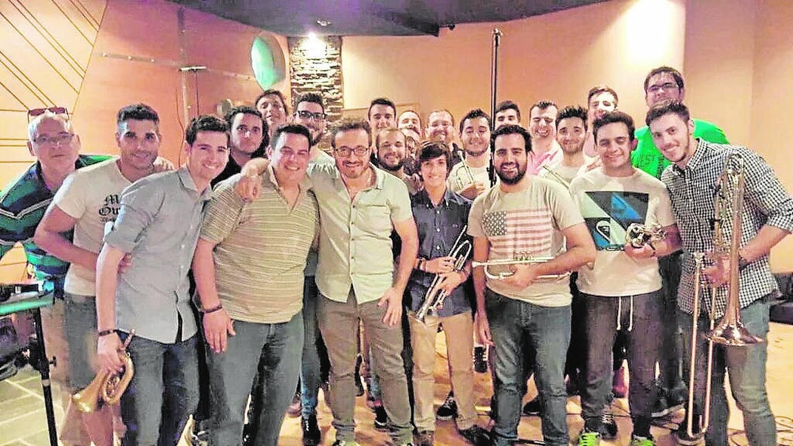 Música cordobesa para la nueva película de Roque Baños. La agrupación musical Santísimo Cristo de Gracia ha tomado parte en la grabación de la banda sonora, compuesta por el músico español Roque Baños, de esta película que está a punto de llegar a los cines. No están tocando una marcha ni los sones se parecen a los que se interpretan cada año en Semana Santa, pero tanto la percusión como los metales forman parte de la base sonora de esta película que relata la historia de la reacción de los romanos a la resurrección de Jesucristo.