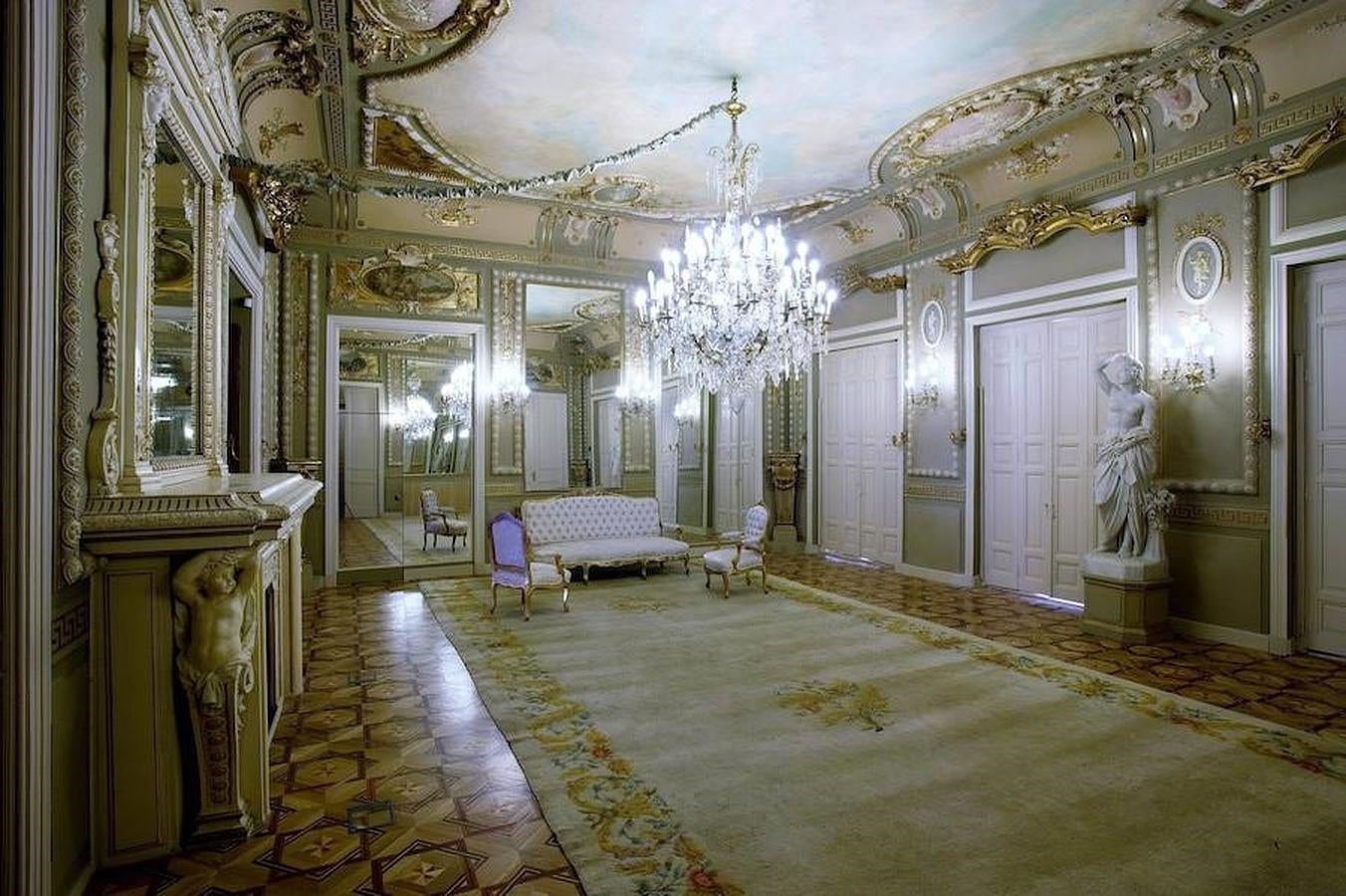 11.. El salón de baile del Palacio del marqués de Villafranca, la actual Real Academia de Ingeniería