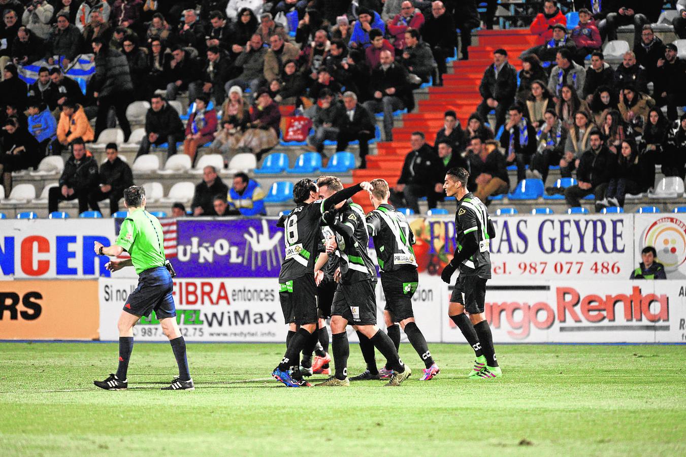 El Córdoba recupera su pegada ante la Ponferradina. Después de cuatro partidos seguidos sin ganar, el Córdoba se reencontró con la victoria en el campo de la Ponferradina en un partido en el que fue de menos a más y en el que terminó demostrando una gran autoridad y mejor pegada. El 1-3 afianza a los blanquiverdes, aunque todavía lo deja algo lejos del regreso a los puestos de ascenso directo que tanto ha frecuentado este año