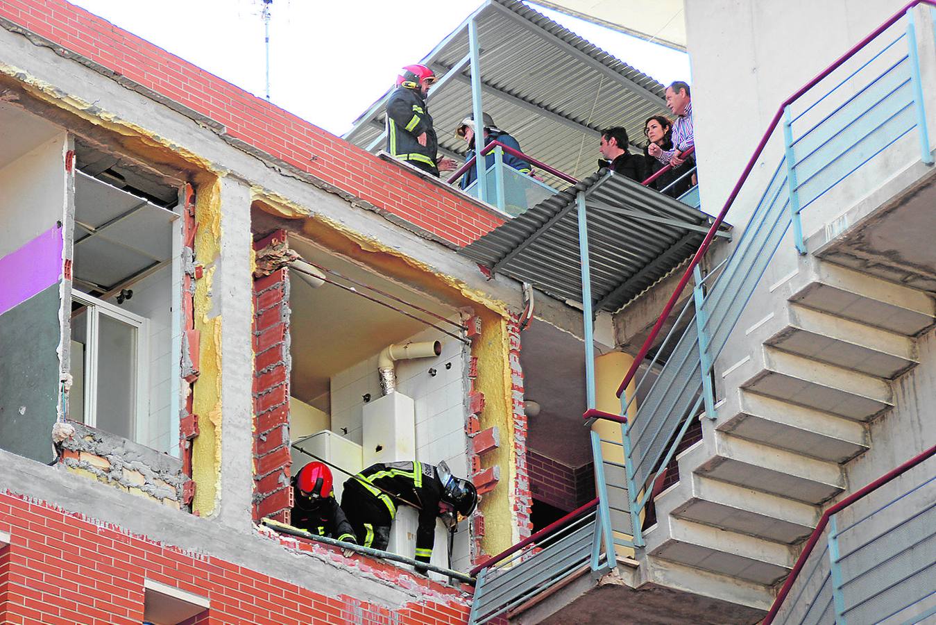 Explosión de gas en Lucena. Un hombre de 58 años de edad resultó herido de gravedad tras registrarse una fuerte explosión en su vivienda de la calle Sevilla de Lucena como consecuencia de una acumulación de gas natural. La vivienda, situada en la tercera planta de un edificio de proteccción oficial propiedad, quedó totalmente destrozada como consecuencia de la violenta deflagración, que pudo notarse en todos los pisos del edificio, que fue desalojado.