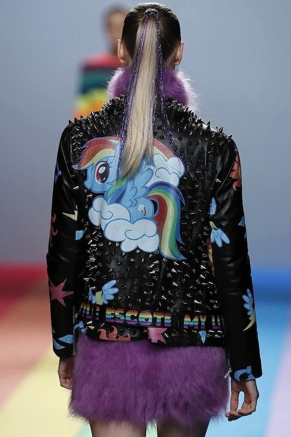 Una modelo luce una creación de María Escoté para la temporada otoño-invierno 2016-17. 