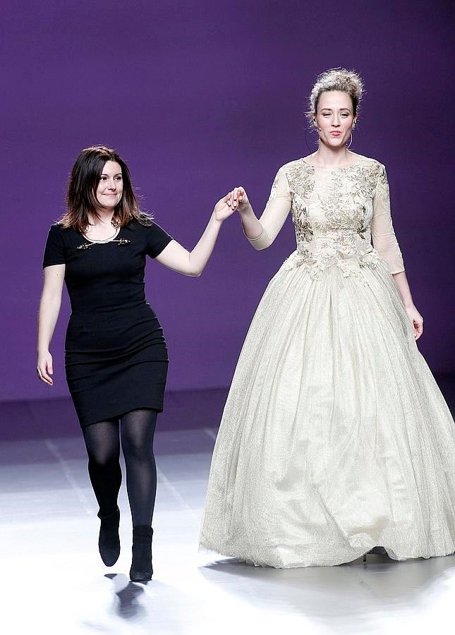 Como colofón la soprano Paula Mendoza acompañó a las modelos en la pasarela para cantar en solitario. 