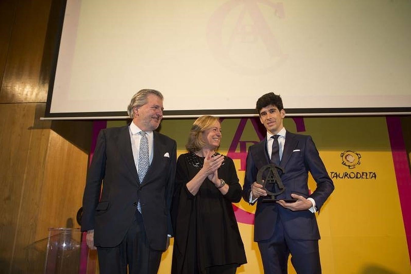 Méndez de Vigo preside la entrega del VIII Premio Taurino de ABC, que ha galardonado a Alberto López Simón. En la imagen Catalina Luca de Tena entrega el trofeo. 