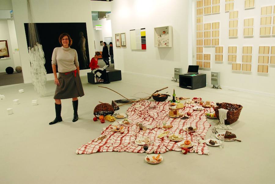 ¿No quieres recoger los restos de la merienda familiar? Pues ya tienes una obra de arte para el salón de casa. Mucho antes que la cama de Tracey Emin. 