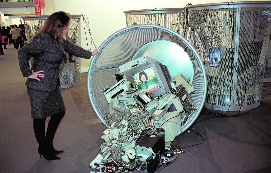 ¿Qué opinas de la telebasura y los detritos culturales de nuestra civilización autosatisfecha? Todos tenemos arte como este cerca. Un punto limpio. 