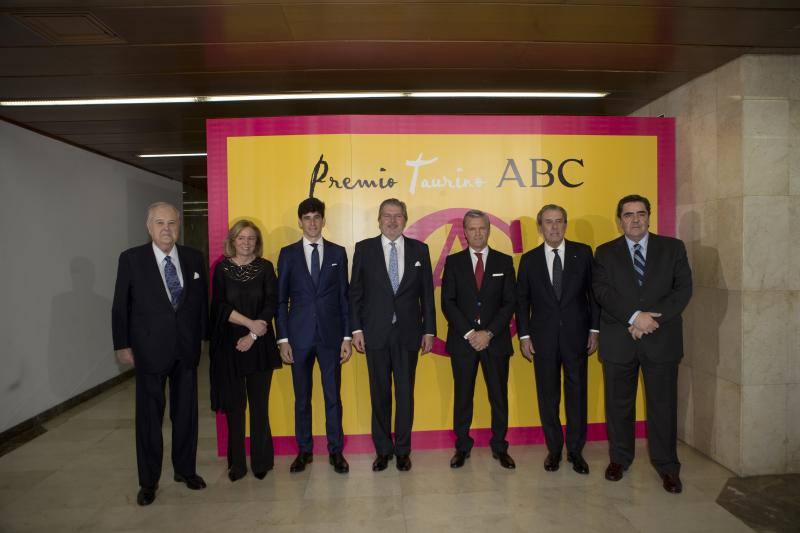 De izq. a dcha: Santiago Ybarra, Catalina Luca de Tena, Alberto López Simón, Íñigo Méndez de Vigo, Juan Antonio Ruiz «Espartaco», Javier Benjumea y Manuel Martínez Erice. 