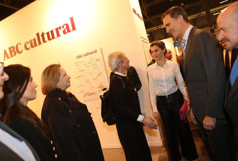 Al llegar al stand, Don Felipe y Doña Letizia fueron recibidos por Soledad Luca de Tena. 