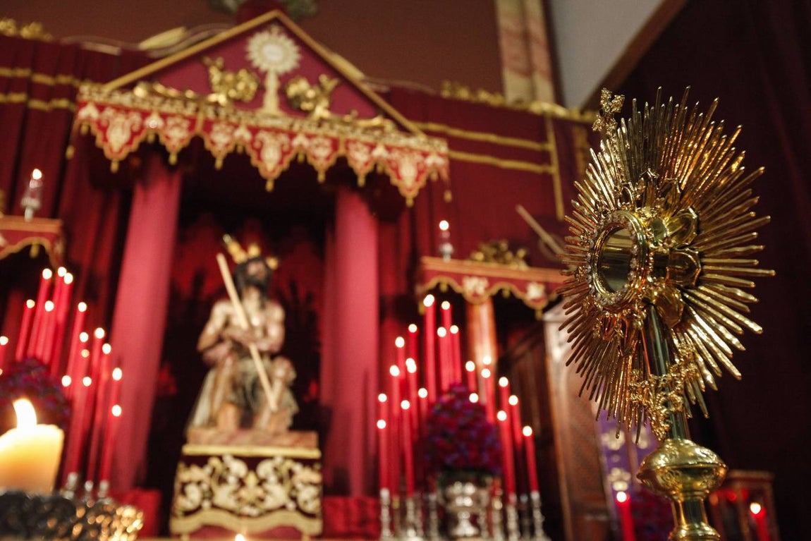 Coronación de Espinas, imágenes de un altar simbólico