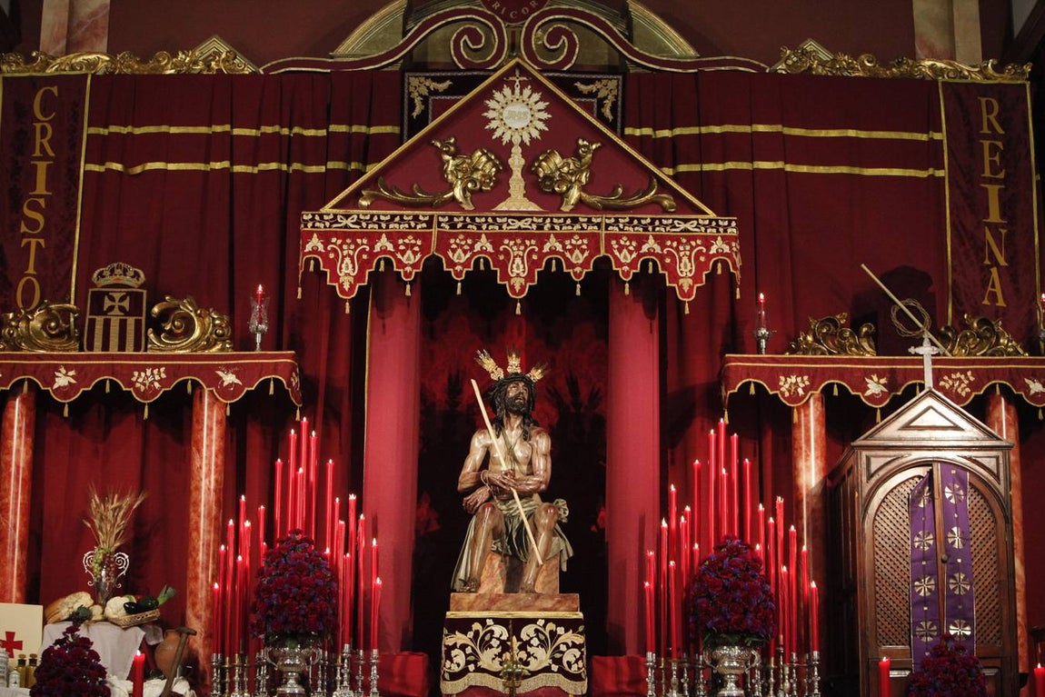 Coronación de Espinas, imágenes de un altar simbólico