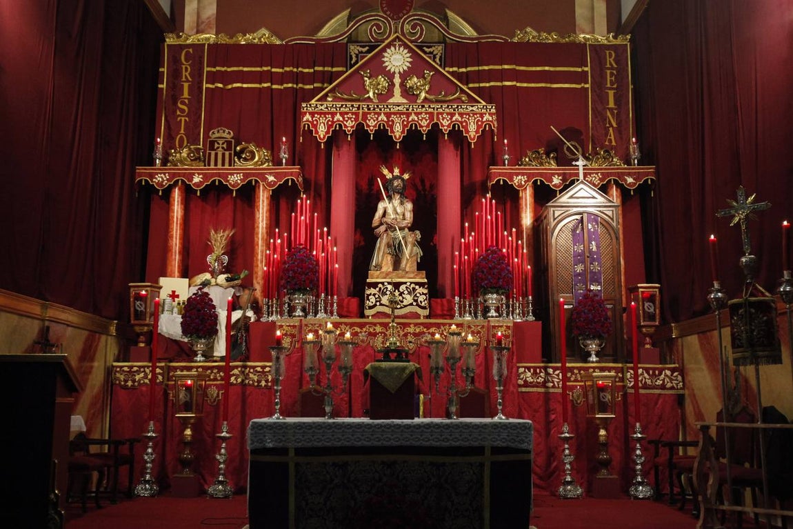 Coronación de Espinas, imágenes de un altar simbólico