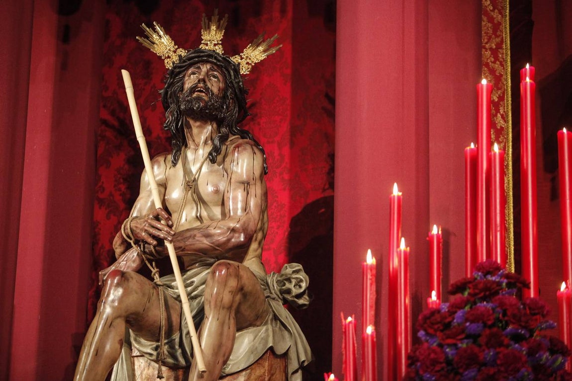 Coronación de Espinas, imágenes de un altar simbólico