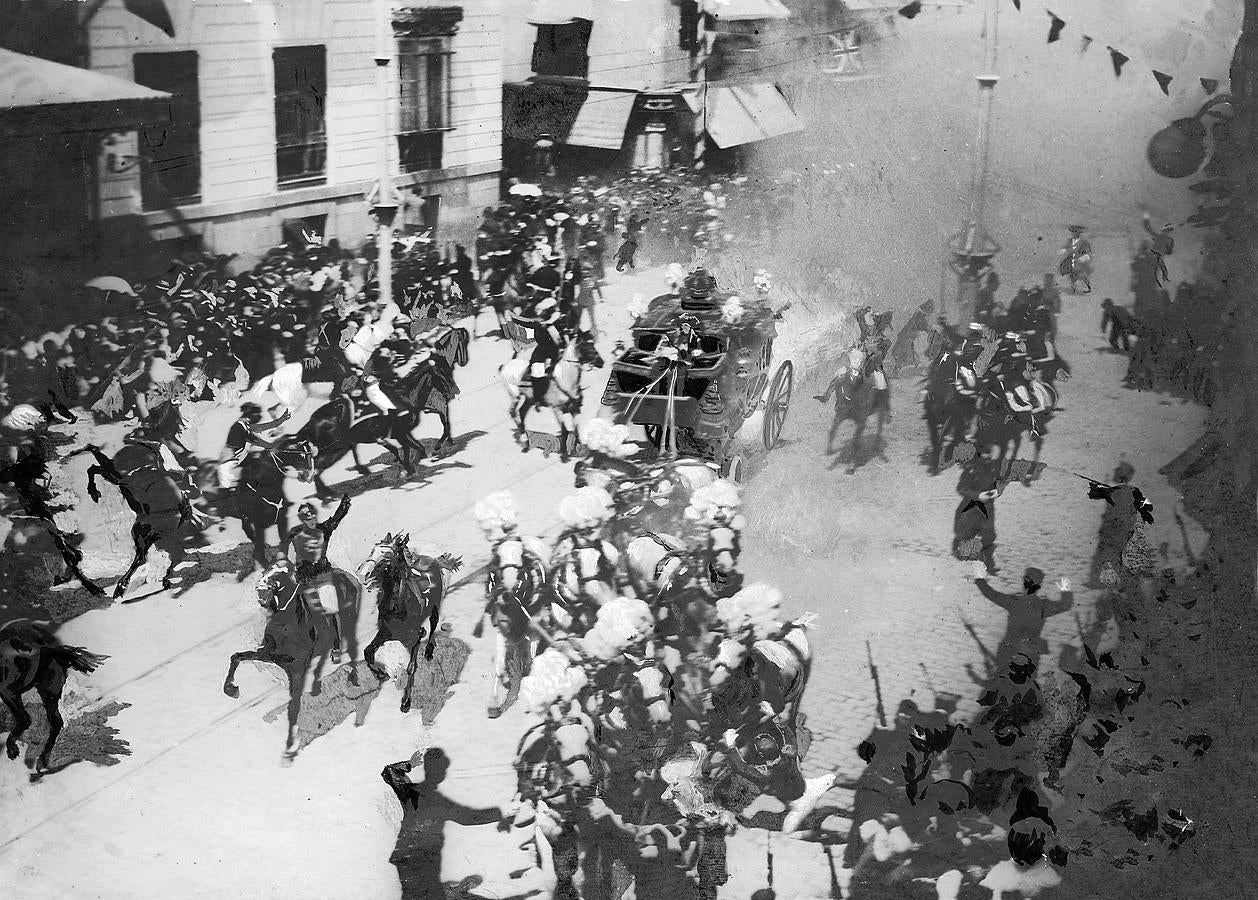 Atentado anarquista del día de su boda. Histórica foto del atentado cometido por el anarquista Mateo Morral contra los Reyes de España, en la calle Mayor. Esta imagen fue publicada en exclusiva por ABC y constituyó un enorme éxito informativo, del que entonces se dijo fue «el más grande que se conoce en los anales de la prensa universal»