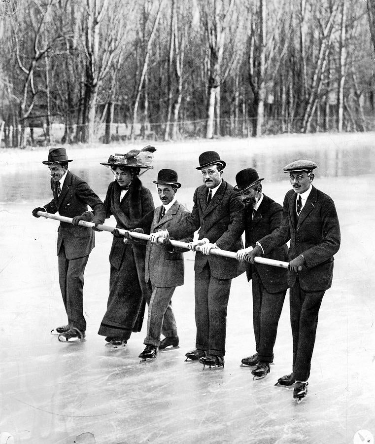 Patinando en la Casa de Campo. Los Reyes Don Alfonso y Doña Victoria Eugenia, patinando en el lago de la Casa de Campo de Madrid en el invierno de 1911. De izquierda a derecha, los Reyes, el marqués de Valdefuentes, el marqués de Someruelos, el duque de Santo Mauro y el Príncipe de Wattemberg.