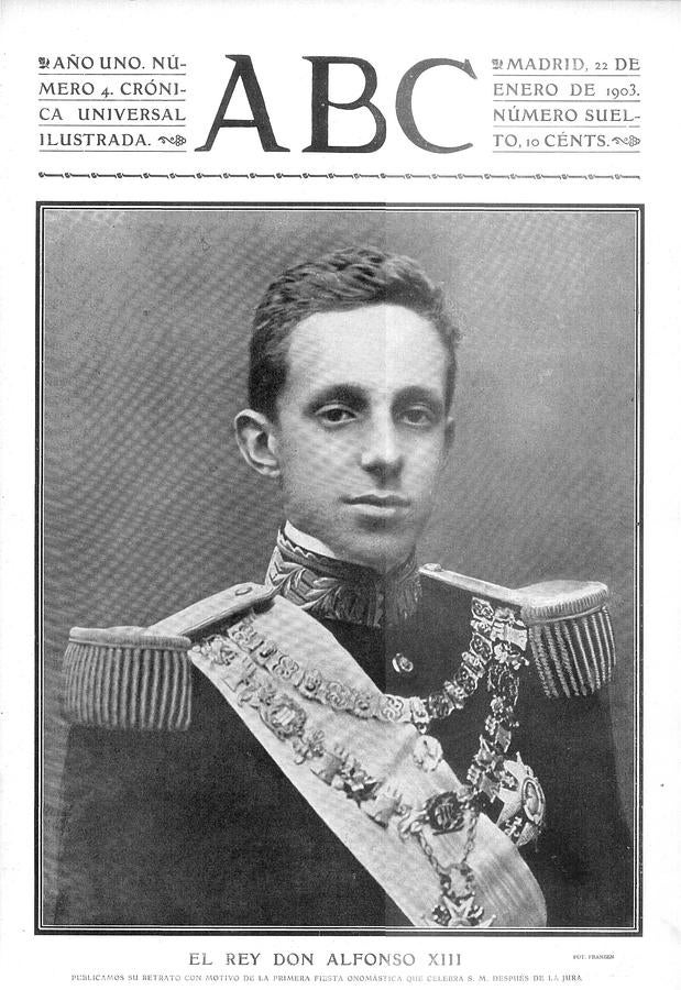 Un Jefe de Estado de 16 años. Alfonso XIII nació Rey porque su padre, Alfonso XII, había fallecido cinco meses antes de que su madre, la Reina María Cristina, diera a luz. Durante su infancia y adolescencia, su madre fue Reina Regente hasta que Alfonso cumplió 16 años y asumió las funciones de Jefe de Estado