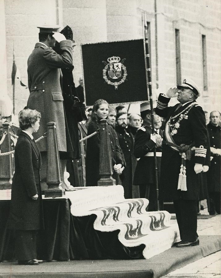 «Majestad, misión cumplida». En su lecho de muerte, Alfonso XIII había abdicado en su hijo, Don Juan, y le había hecho jurar que no descansaría hasta que sus restos mortales pudieran regresar a España, junto a los de sus antepasados. Cuando en 1980, los restos de Alfonso XIII pudieron ser trasladados al Monasterio de El Escorial, Don Juan se cuadró ante su hijo, el Rey Don Juan Carlos, y le dijo: «Majestad, misión cumplida»