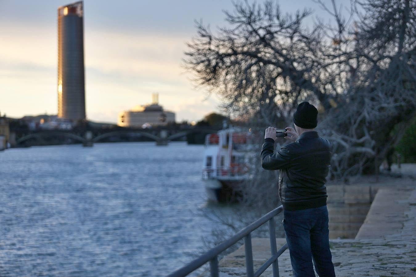 ,Las circunstancias meteorológicas obligaron a sevillanos y visitantes a sacar del armario abrigos, gorros y bufandas