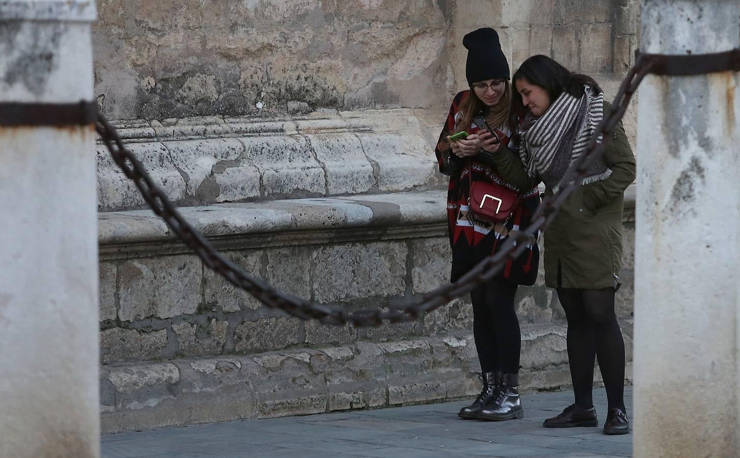 ,Las circunstancias meteorológicas obligaron a sevillanos y visitantes a sacar del armario abrigos, gorros y bufandas