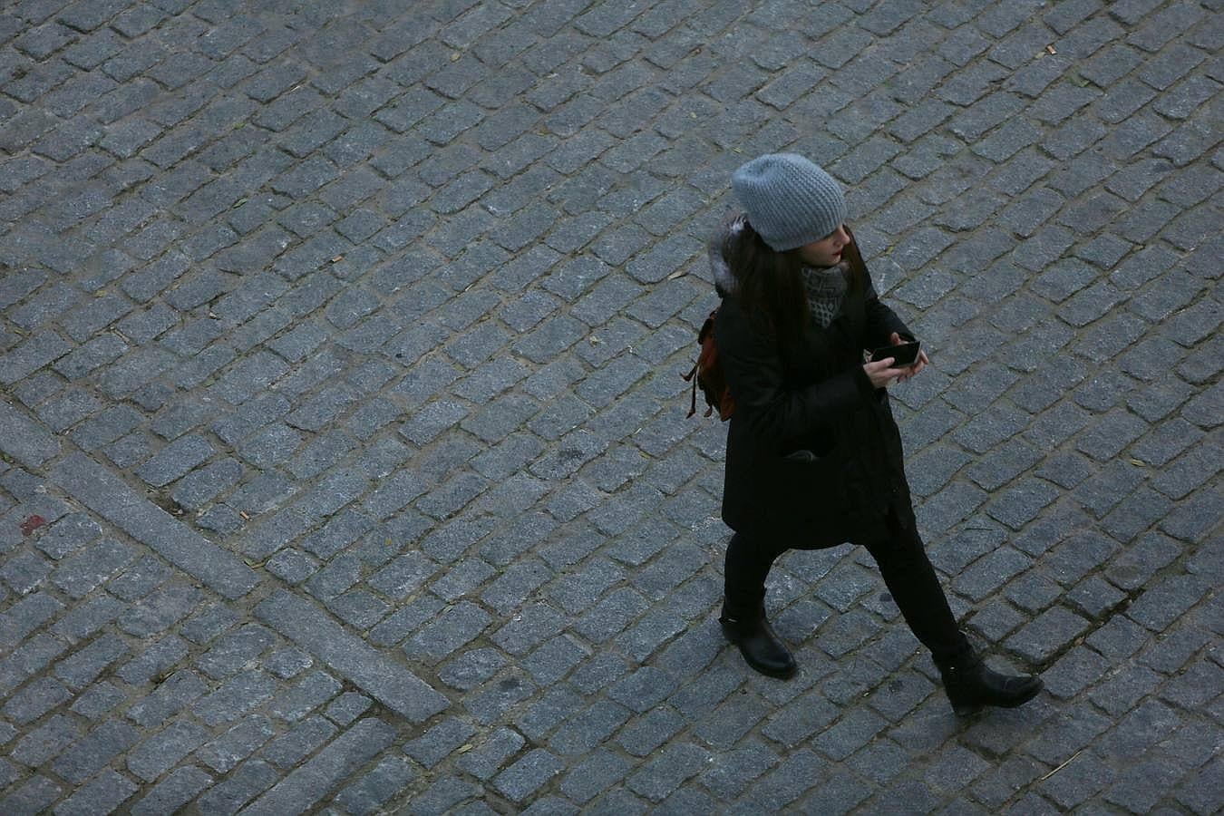 ,Las circunstancias meteorológicas obligaron a sevillanos y visitantes a sacar del armario abrigos, gorros y bufandas