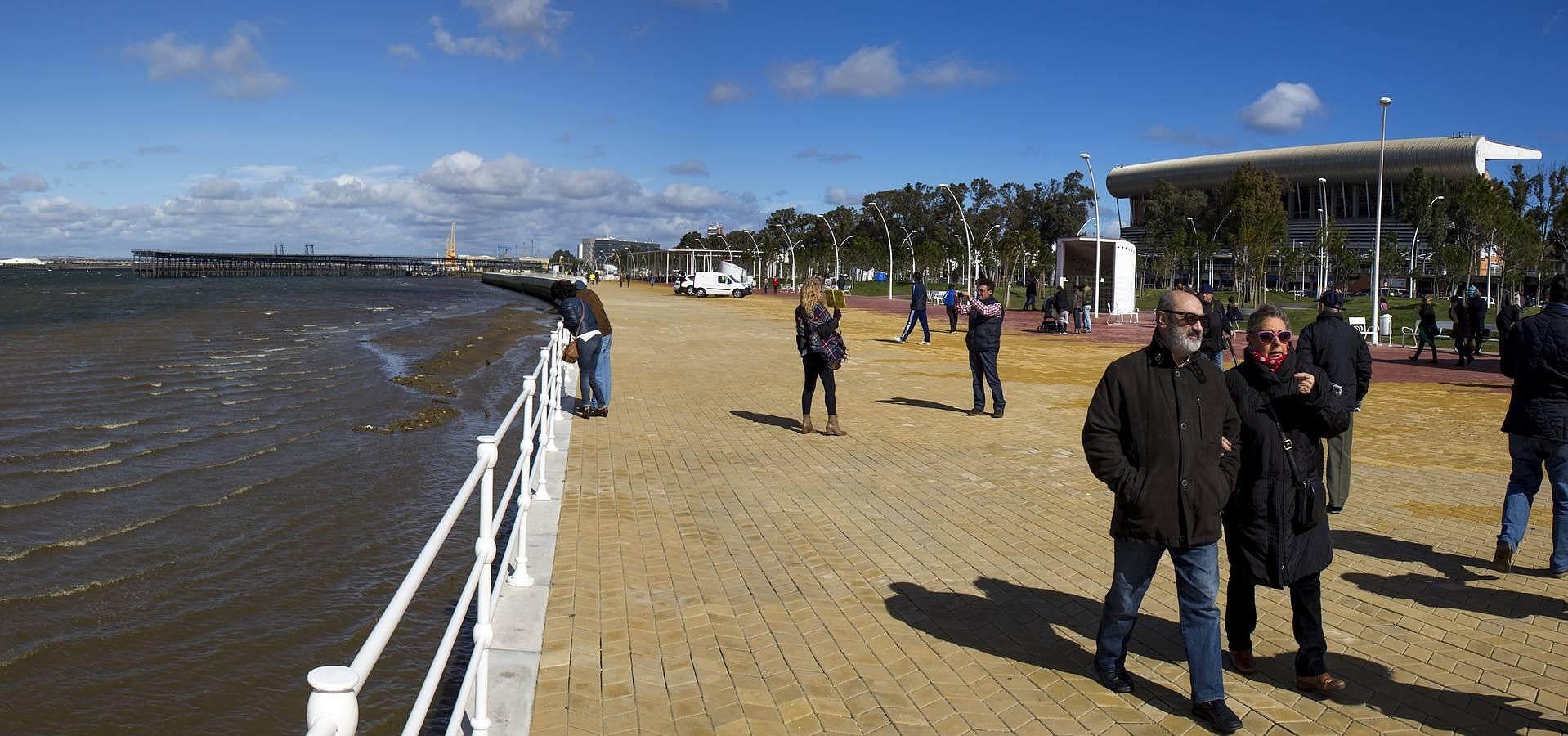 El nuevo Paseo de la Ría de Huelva se inauguró este 27 de febrero, en la jornada previa a la celebración del Día de Andalucía