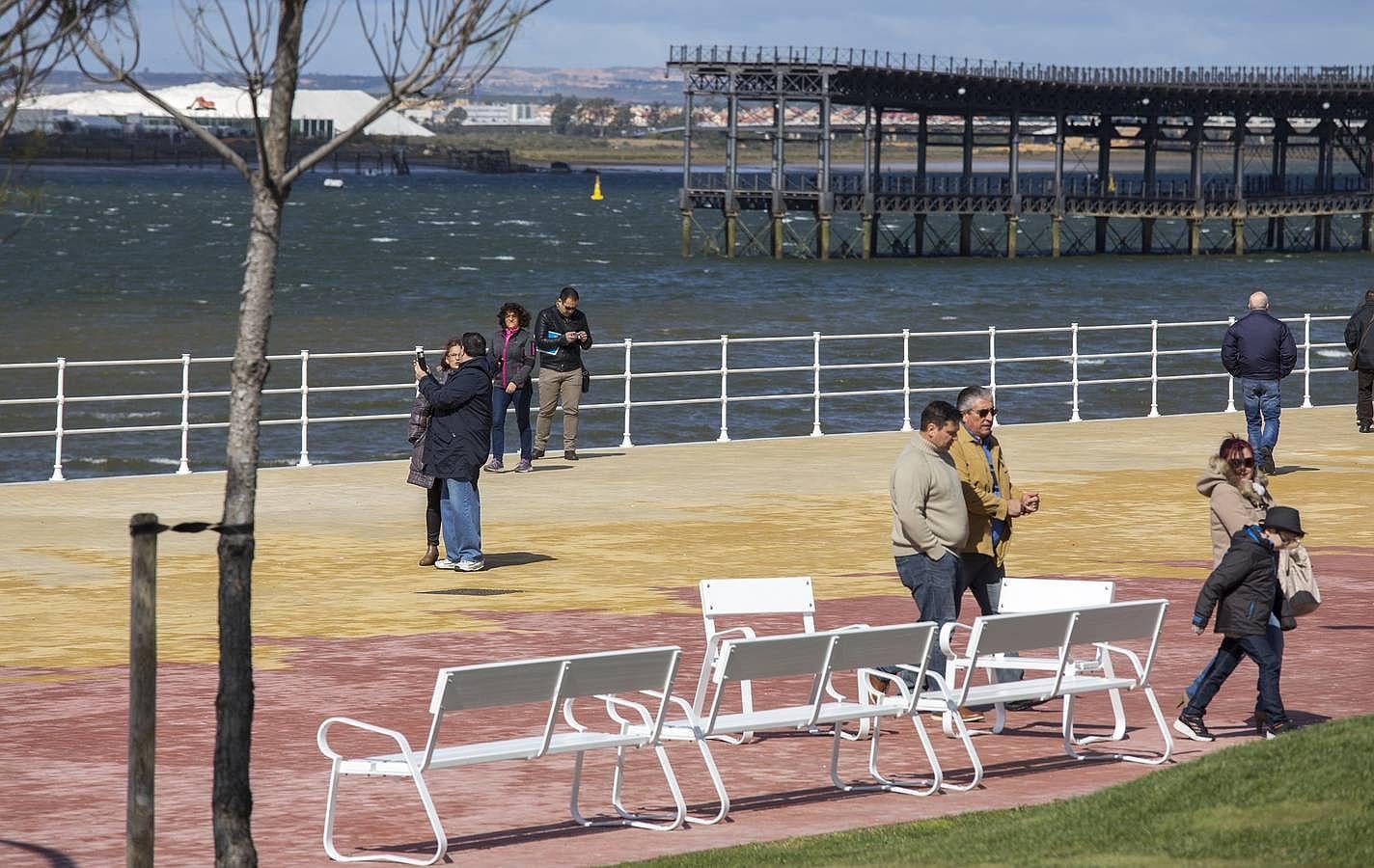 El nuevo Paseo de la Ría de Huelva se inauguró este 27 de febrero, en la jornada previa a la celebración del Día de Andalucía